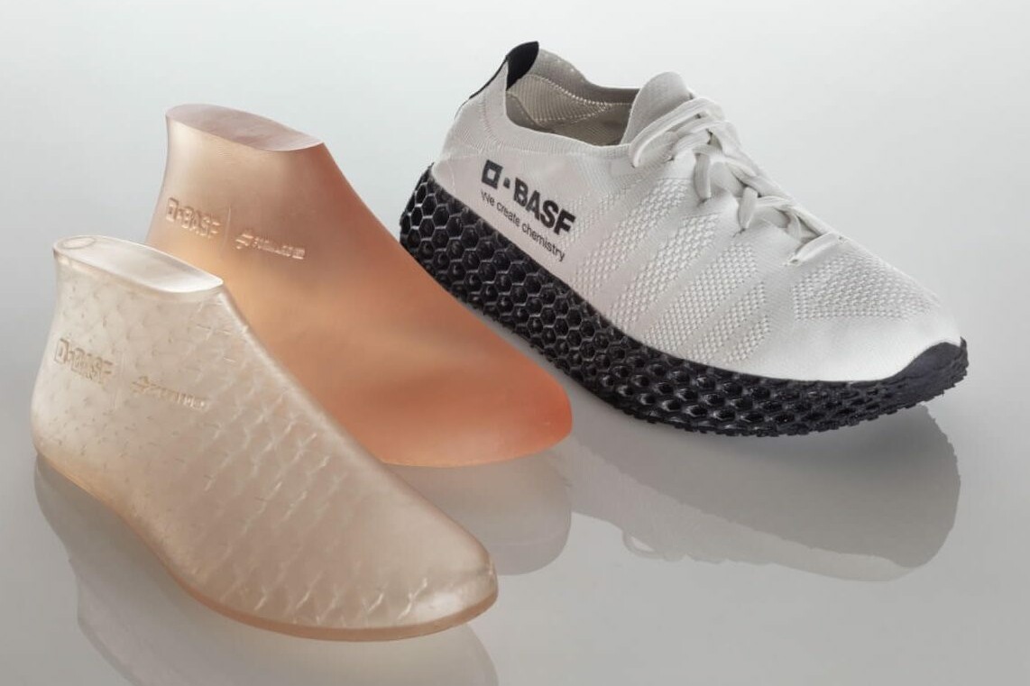 Two 3d printed, slightly transparent molds (Left: Printed with infill Right: Full material print.) next to a white sneaker with BASF logo and anthracite colored sole.